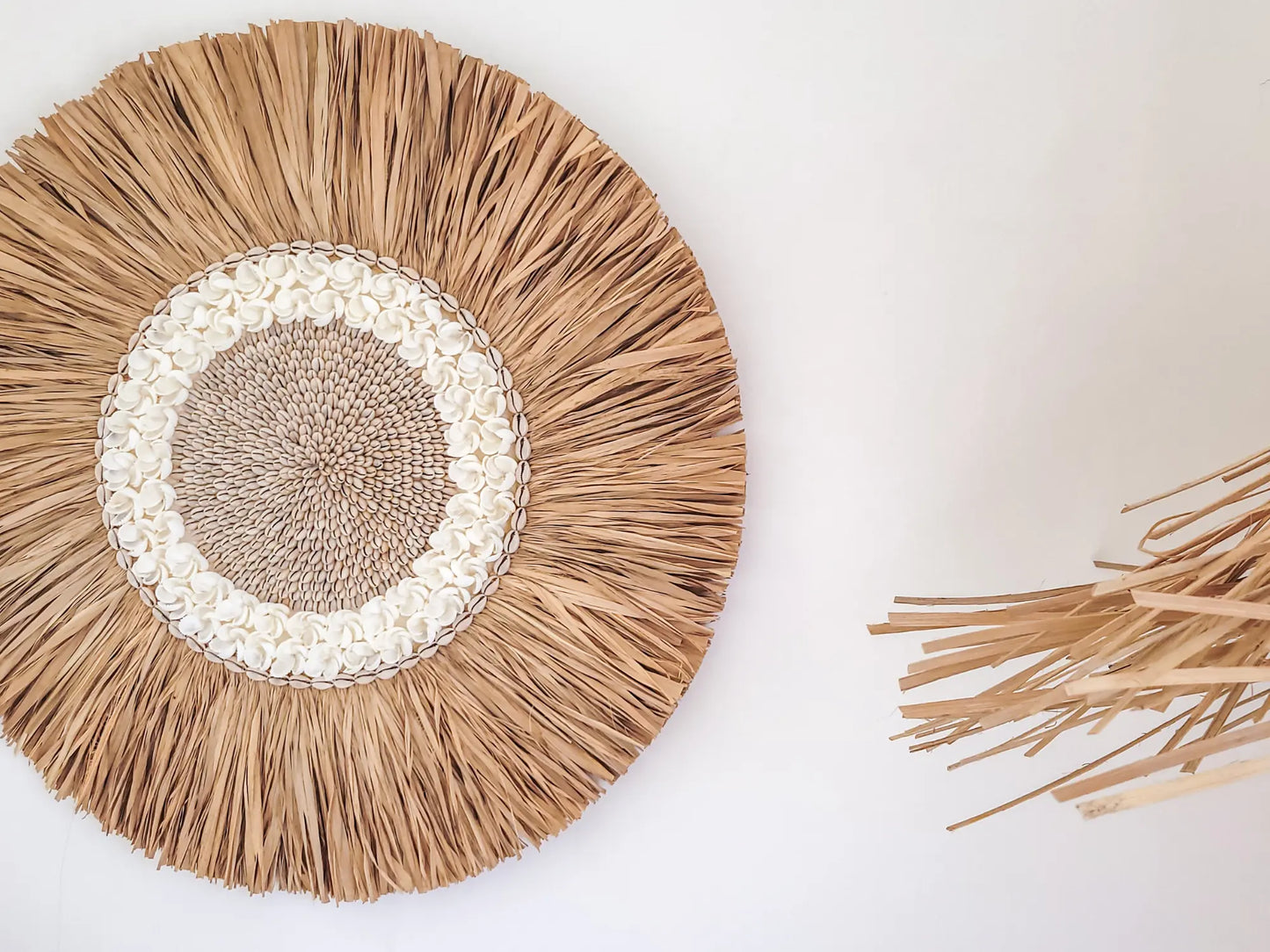 Tropischer Wandbehang aus Raffia und Muscheln im Frangipani-Design