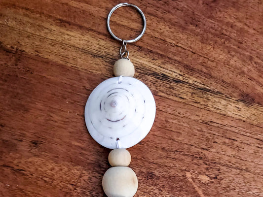 Boho-Taschenanhänger aus Muscheln – Handgefertigte Kunst für Strandfeeling und natürliche Eleganz.