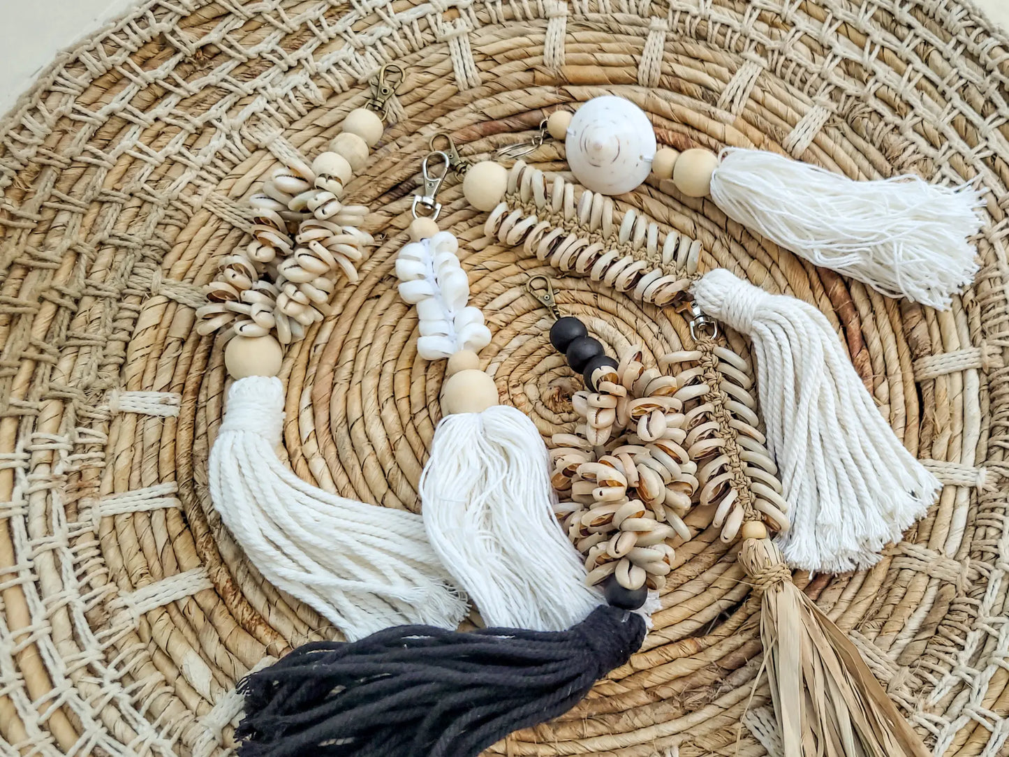 Handgemachter Schlüsselanhänger mit Muscheln und Holzperlen – Boho-Look
