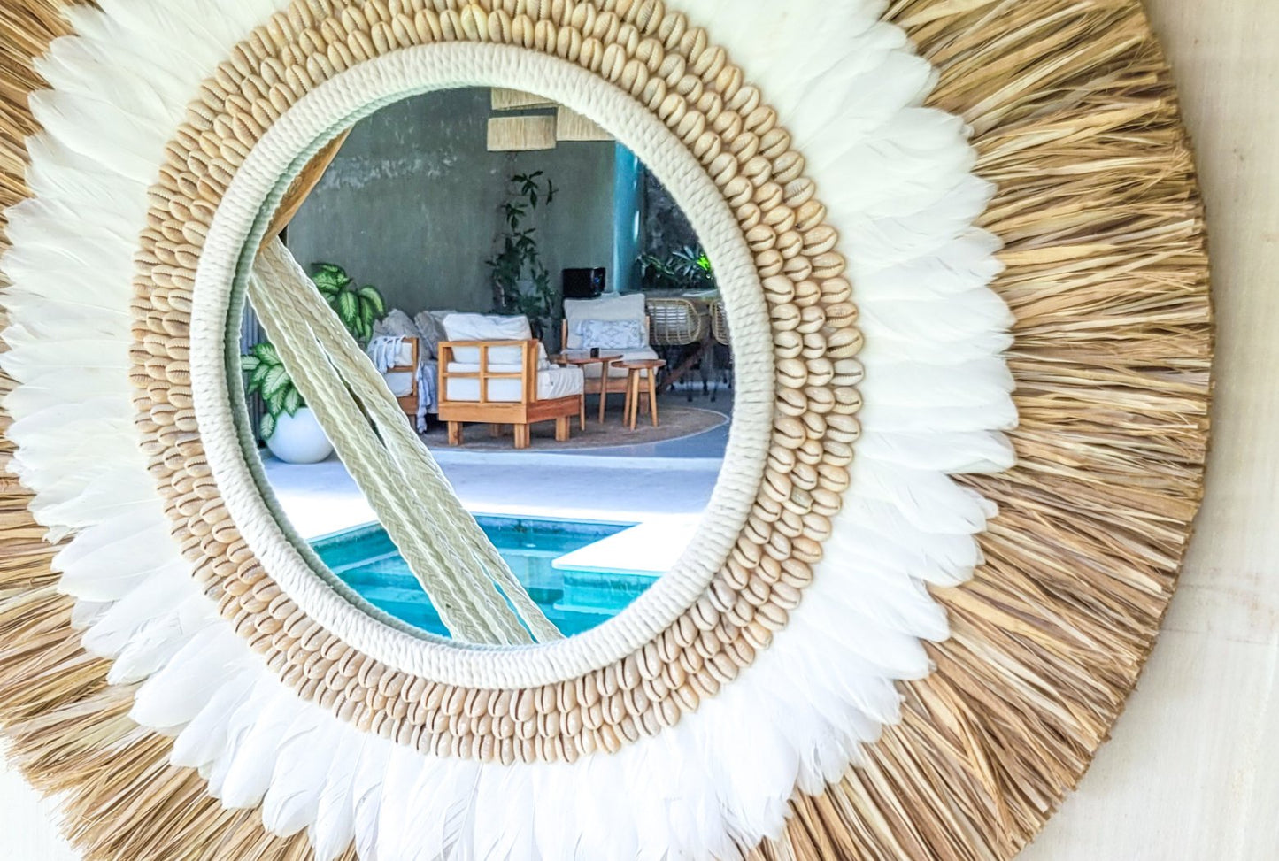 Runder Boho Spiegel mit Raffia-Fasern und cremefarbenen Muscheln