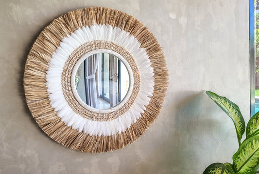 Exklusiver Boho Spiegel aus Bali mit weißen Federn und Naturmaterialien