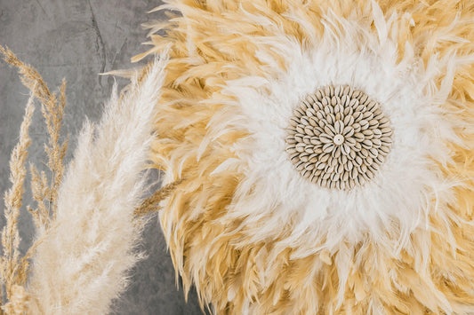 Handgefertigte Boho Feder Wanddeko mit Muscheldetails für eine tropische Atmosphäre