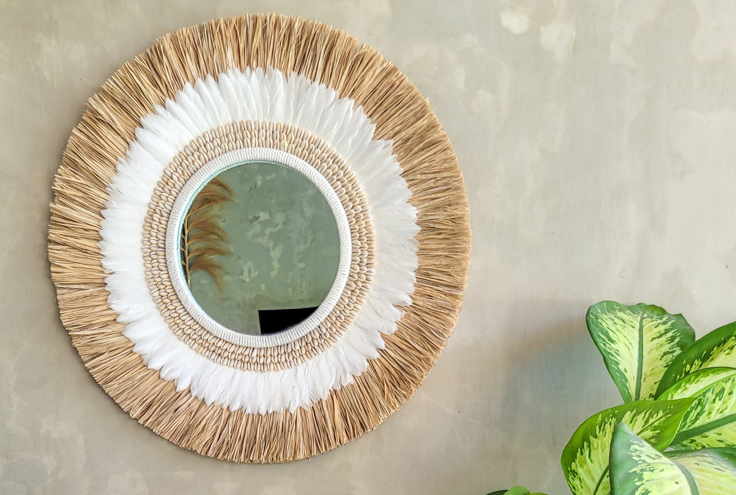Handgemachter Bali Spiegel mit Raffia und Federn – perfekte Wanddeko