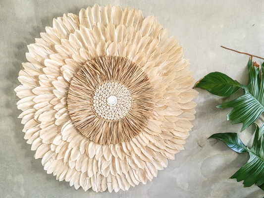 Natürliche Boho Wanddekoration mit Federn & Kauri Muscheln