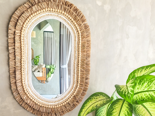 Natürlicher Wandspiegel mit Raffia und Holzperlen