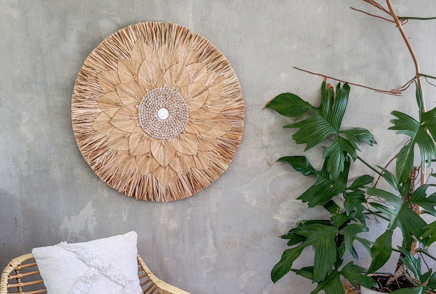 Ethno-Wanddekoration mit Raffia und Muscheln, Boho-Wandkunst für tropisches Ambiente