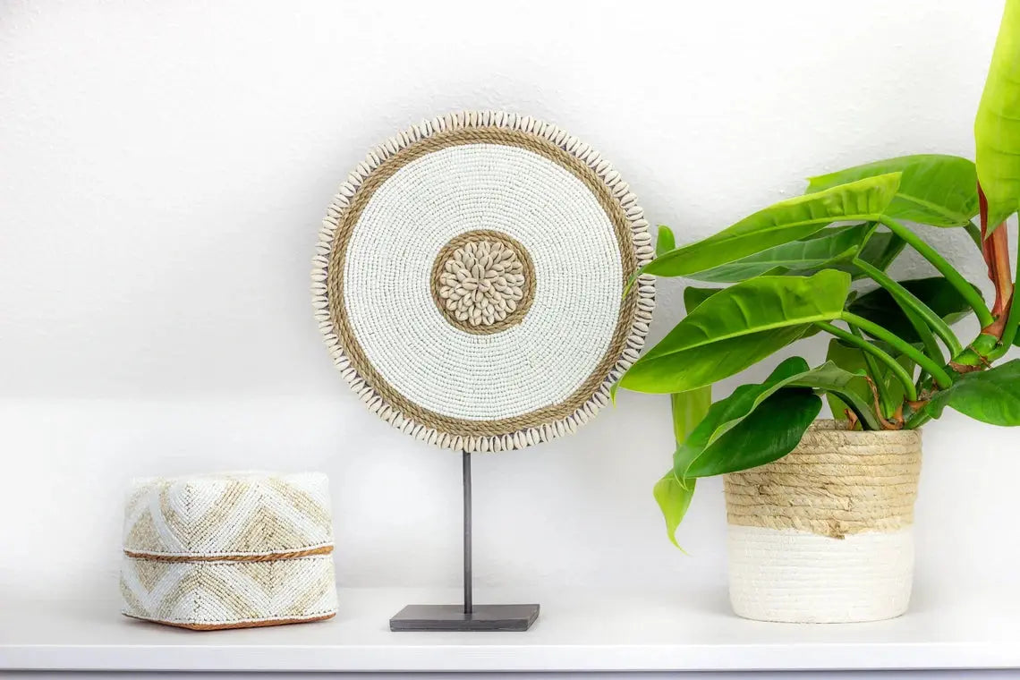 Exklusive Deko mit Muscheln und Metallständer als stilvoller Akzent auf Kommoden oder Sideboards