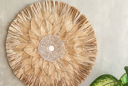 Runde Boho-Wanddeko aus natürlichen Materialien, mit Raffia und Muscheln, tropischer Look