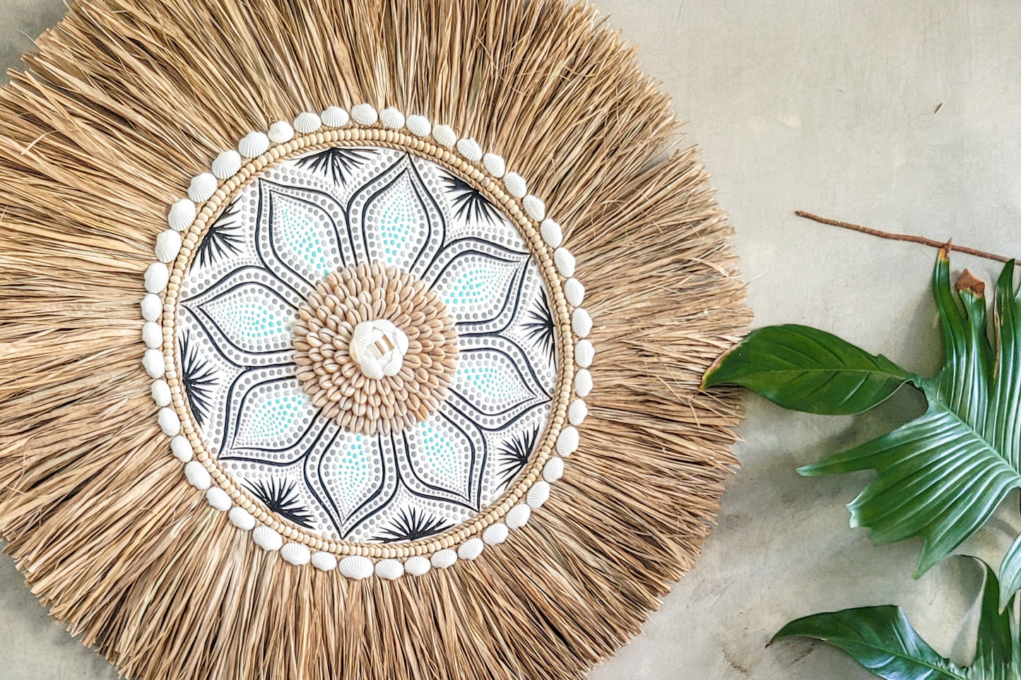 Tribal Wanddeko im Boho Stil handbemalt mit Muscheln und Raffia