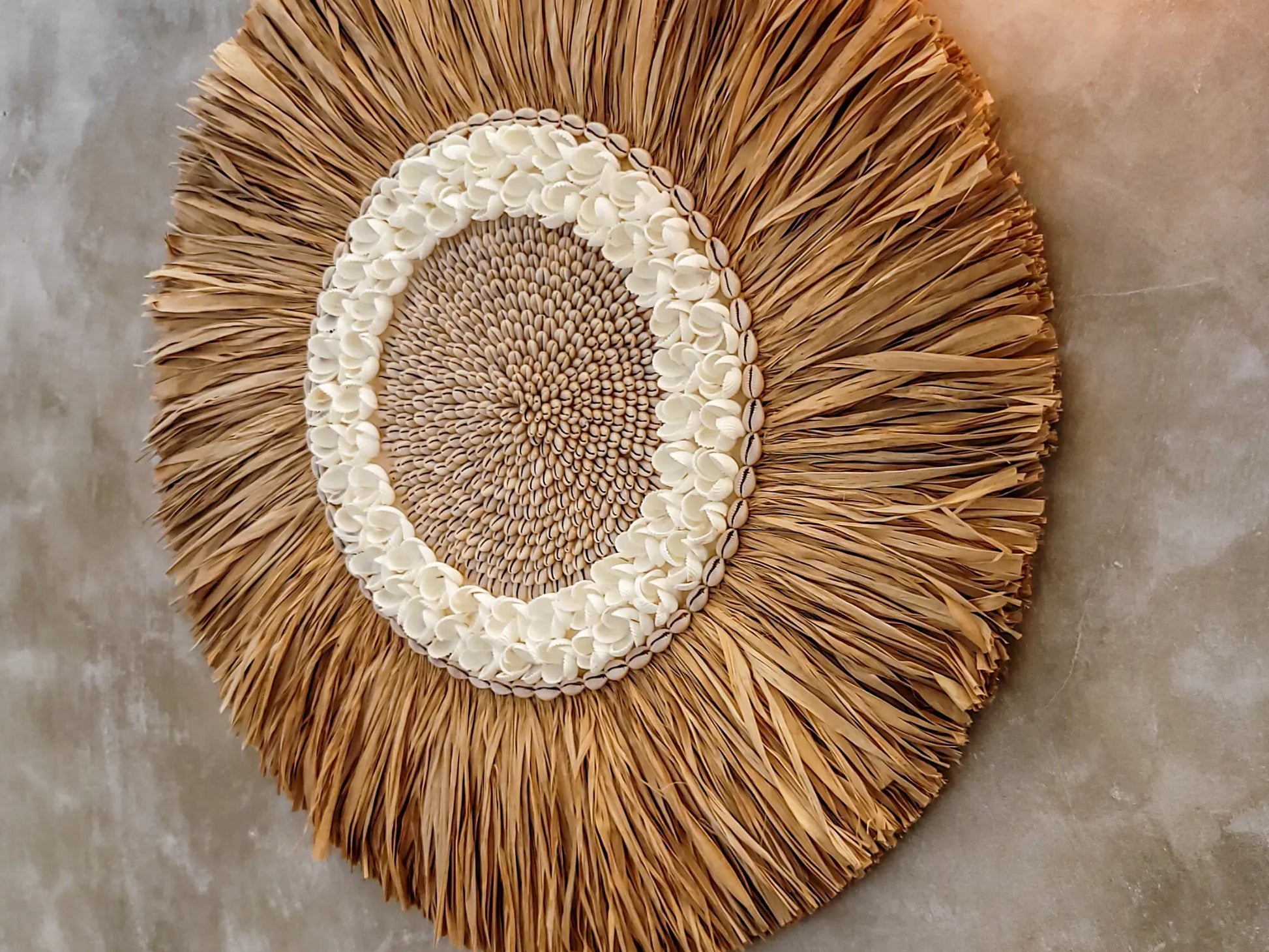 Nachhaltiger Bali Wandbehang aus Raffia und Kauri Muscheln für Strandfeeling zuhause