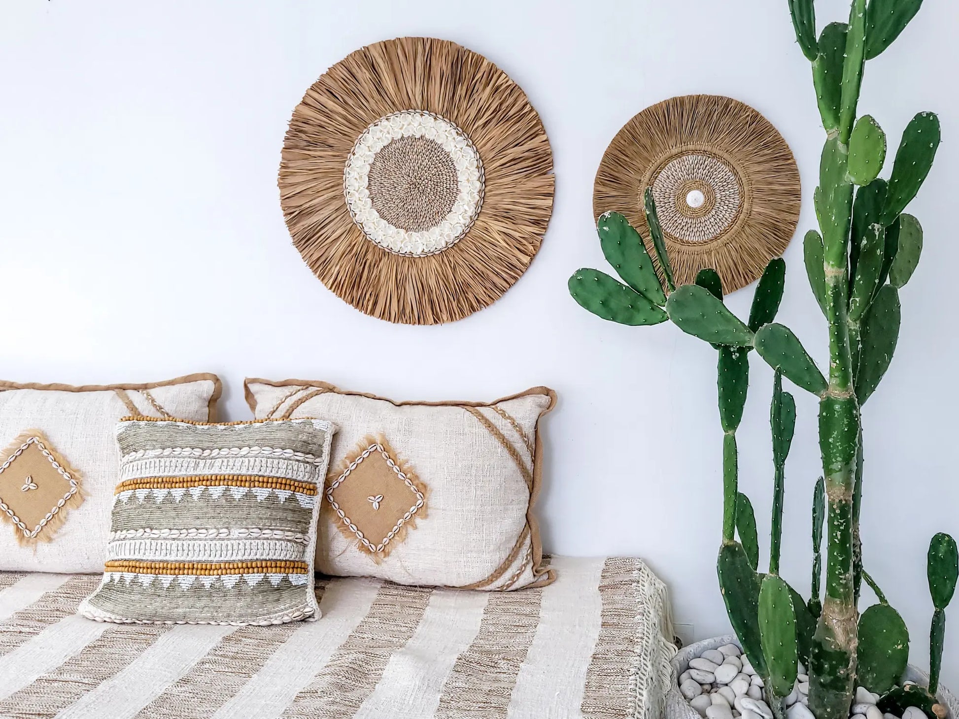 Boho-Wanddeko mit Kauri Muscheln und Raffia, inspiriert von Bali