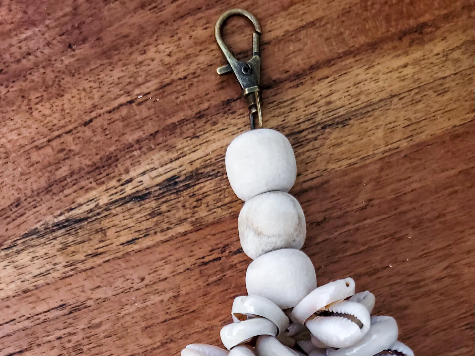 Boho-Anhänger mit Muscheln und Holzperlen – Handmade aus Bali