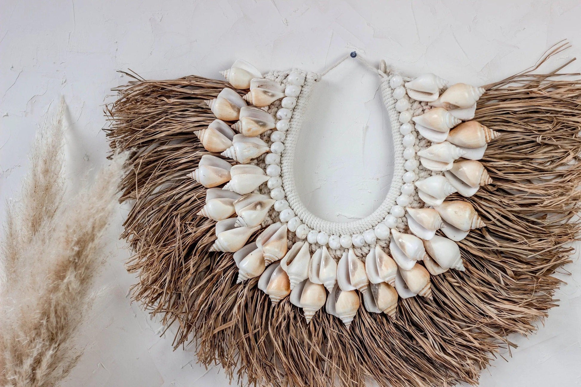 Tribal Boho Wandbehang aus Naturmaterialien wie Muscheln und Gräsern handgefertigt