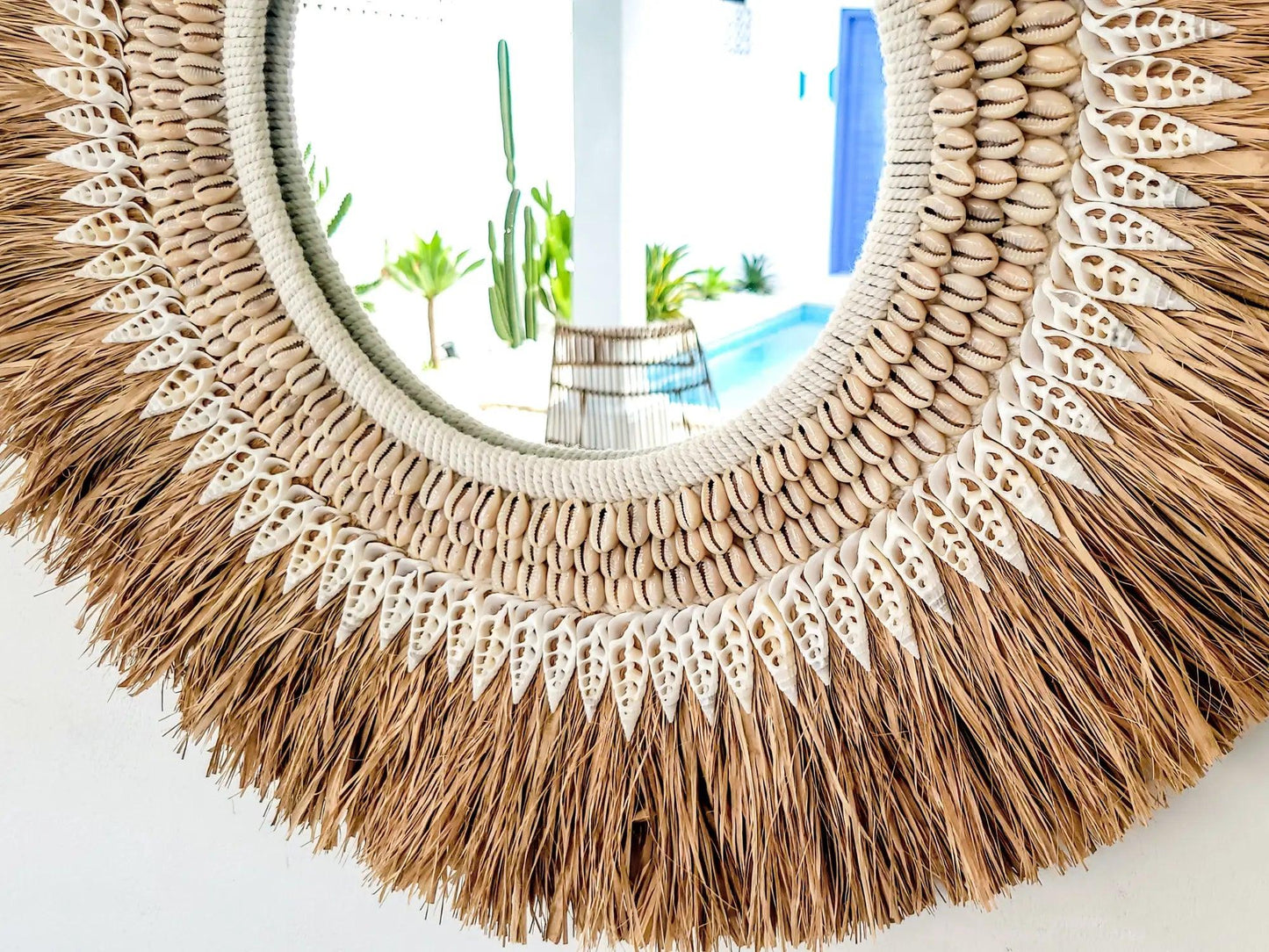 Handgefertigter Boho-Spiegel aus Raffia und Muscheln mit natürlichem Look für exotisches Ambiente