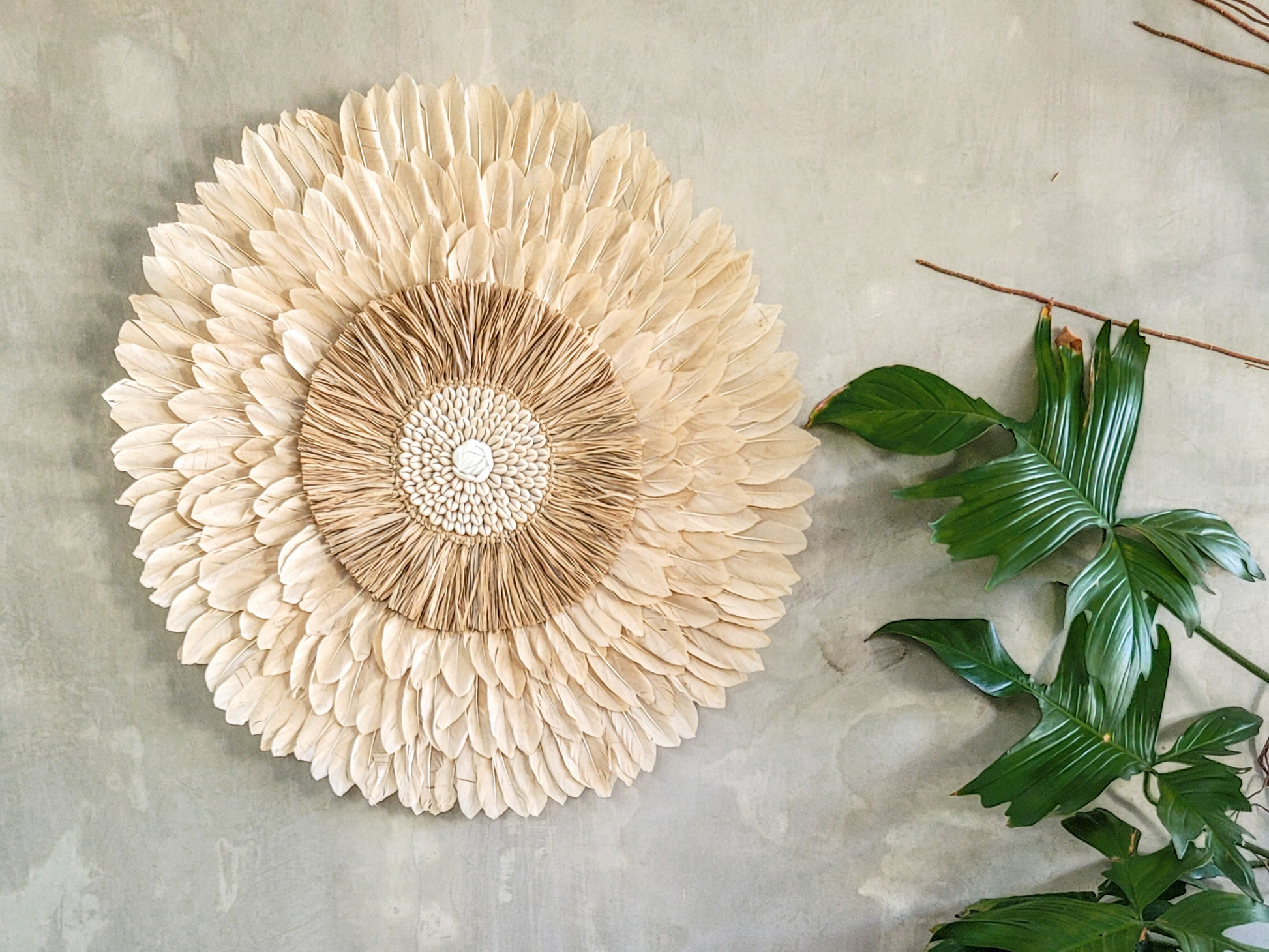 Boho Chic Wandkunst aus Bali – Dekoration aus Muscheln & Federn