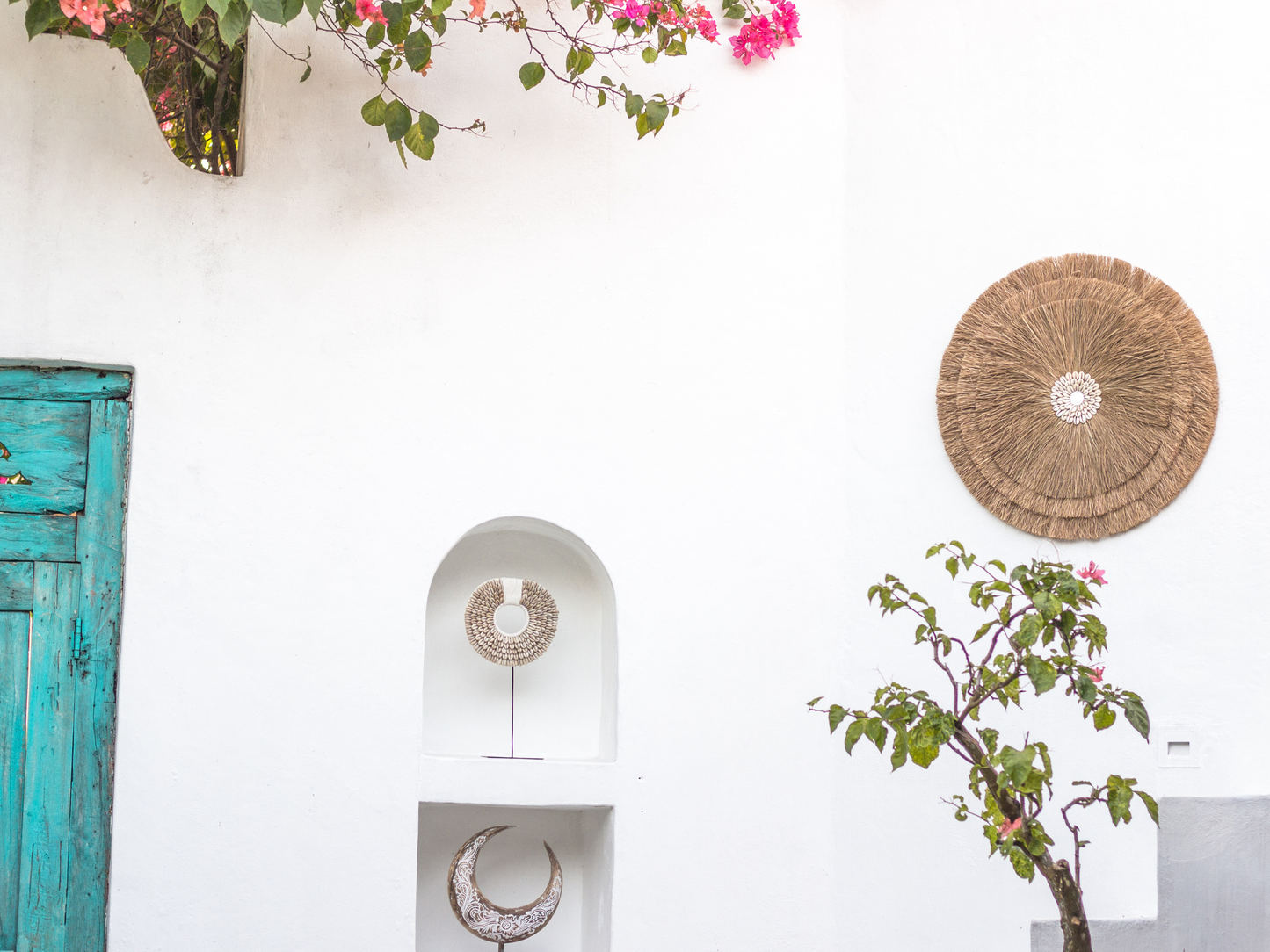 Handgemachte Wanddekoration aus Muscheln und Raffia