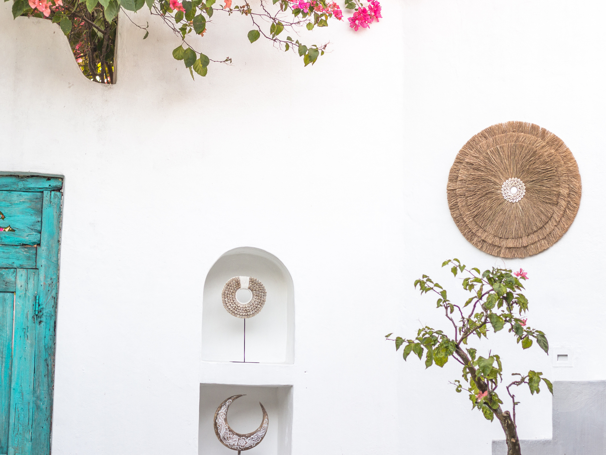 Handgemachte Wanddekoration aus Muscheln und Raffia