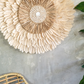 Boho Kunstwerk für die Wand – Federn, Raffia & Muscheln