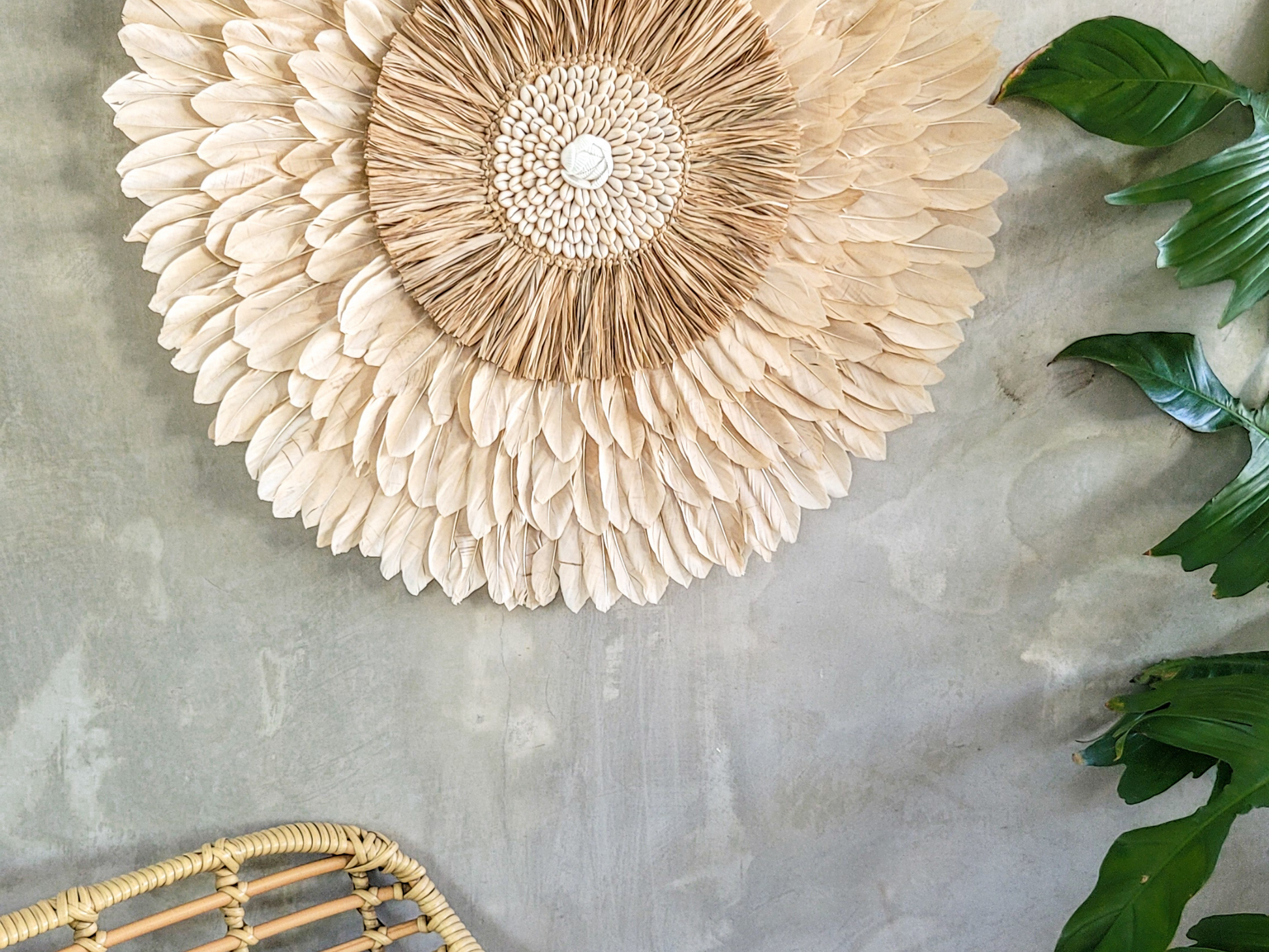 Boho Kunstwerk für die Wand – Federn, Raffia & Muscheln