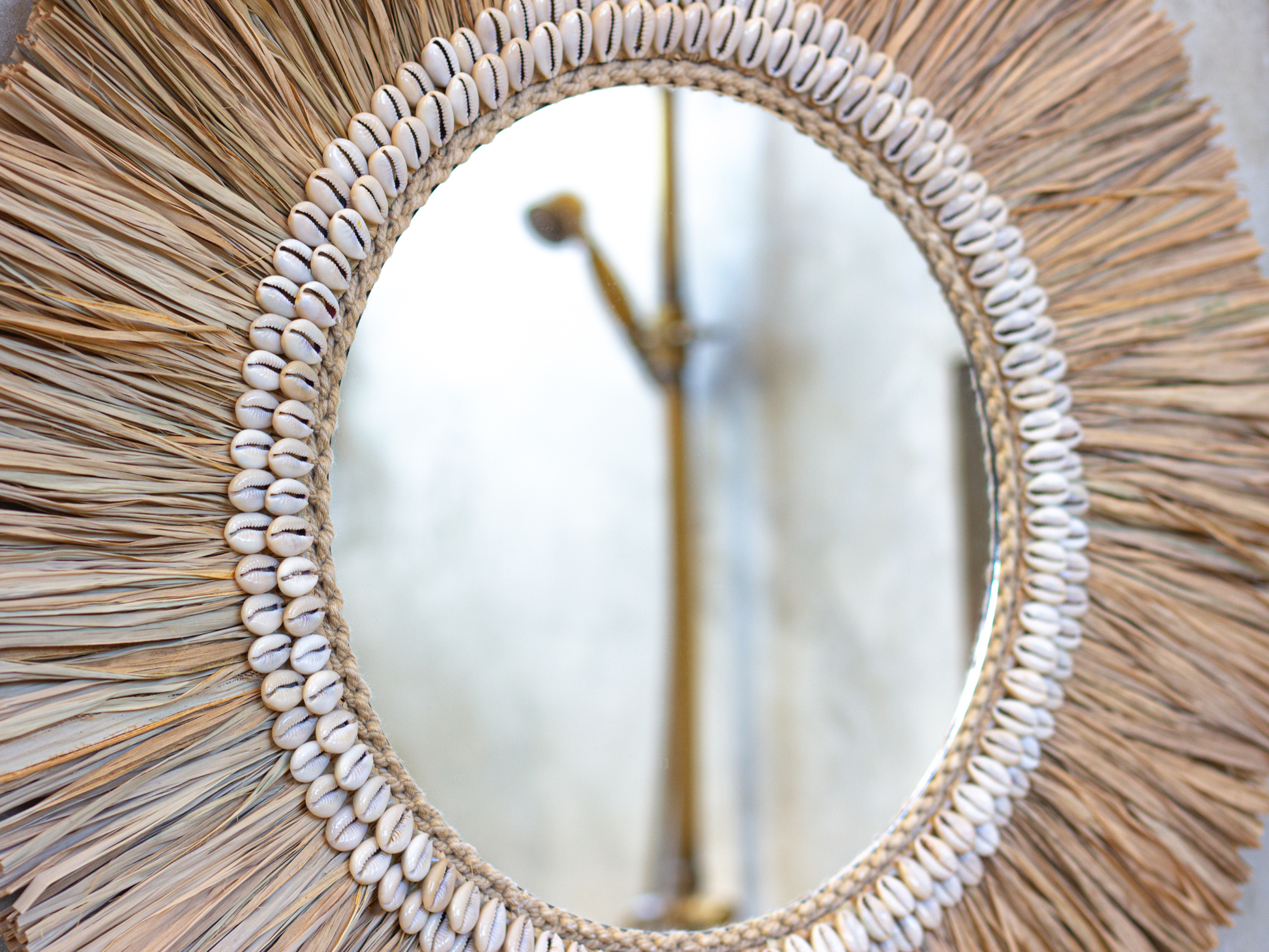 Nachhaltiger Wandspiegel aus Raffia und Muscheln