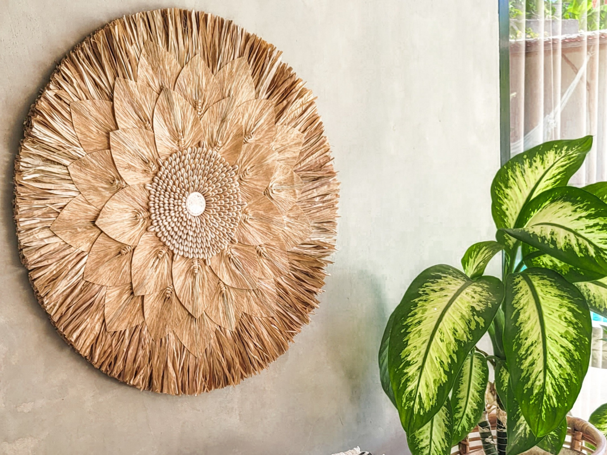 Handgemachte Boho-Dekoration aus Bali, nachhaltige Wandkunst aus Raffia und Muscheln
