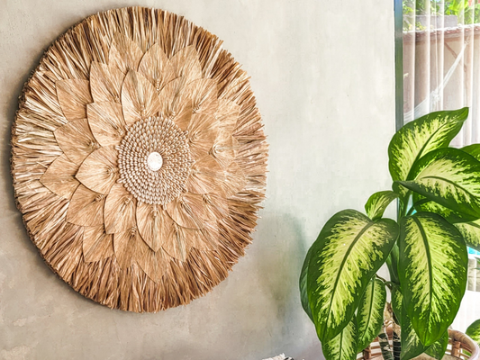 Handgemachte Boho-Dekoration aus Bali, nachhaltige Wandkunst aus Raffia und Muscheln