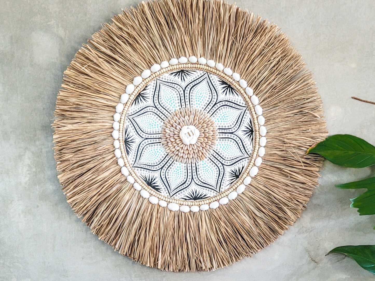 Boho Wanddeko handbemalt Türkis und Grau mit Muscheln 60 cm Durchmesser