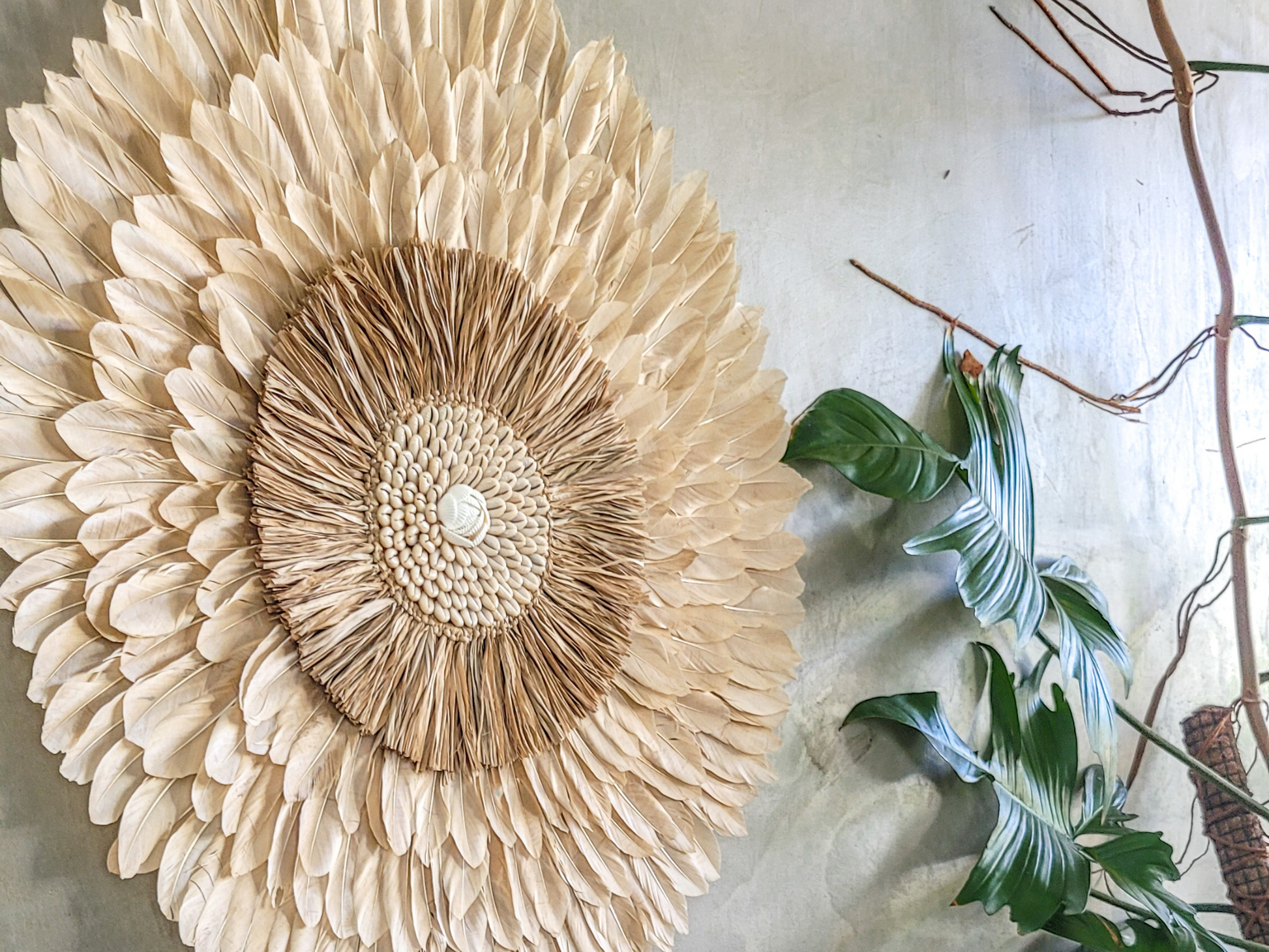 Boho Wanddekoration mit Kauri Muscheln & Federn – Einzigartig