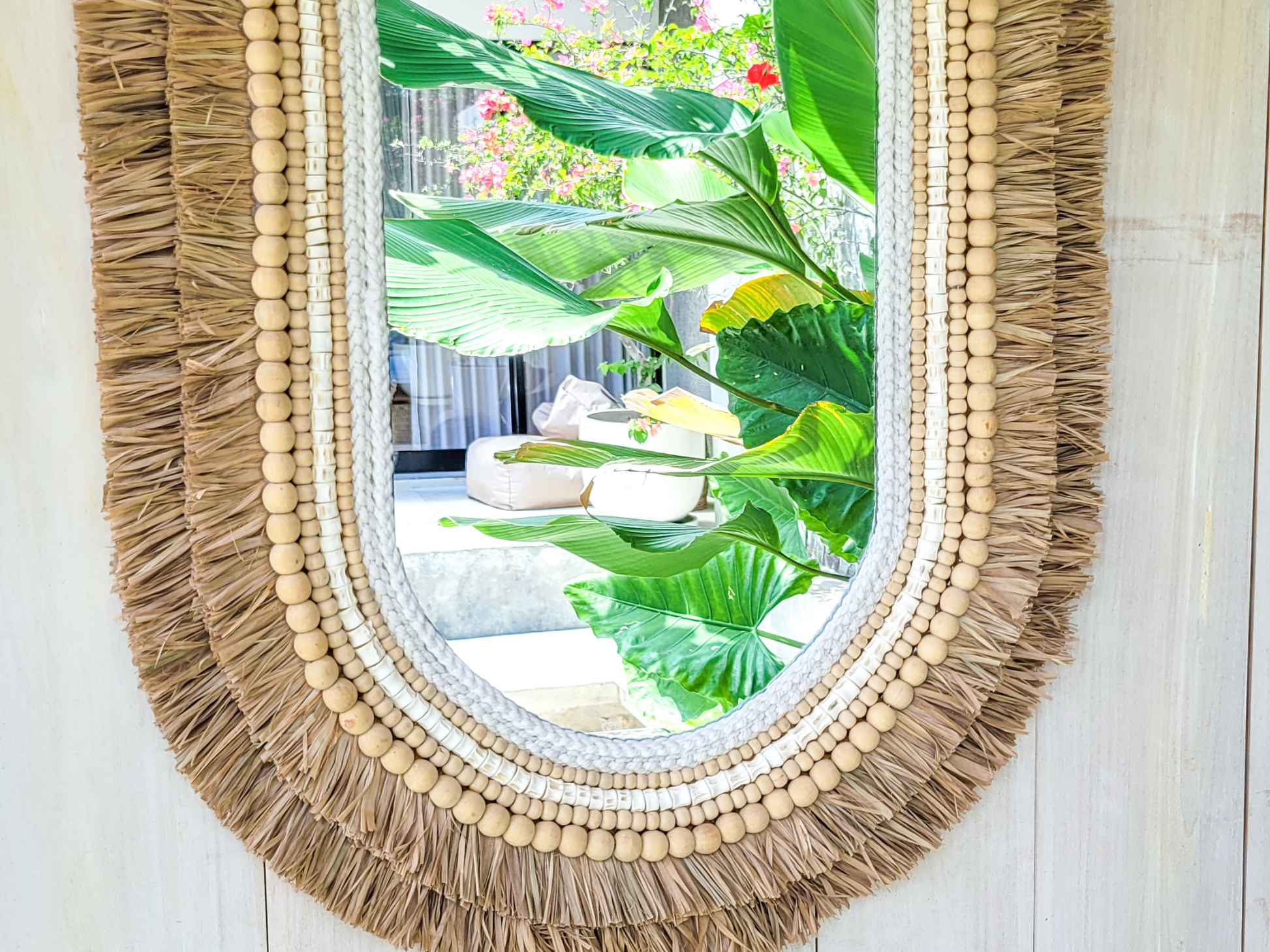 Raffia und Holz-Detail-Spiegel im Boho-Stil aus nachhaltigen Materialien