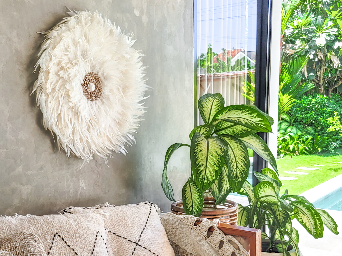 Boho Chic Juju Hut in Weiß mit handverlesenen Kauri-Muscheln – ideal für eine stilvolle Atmosphäre