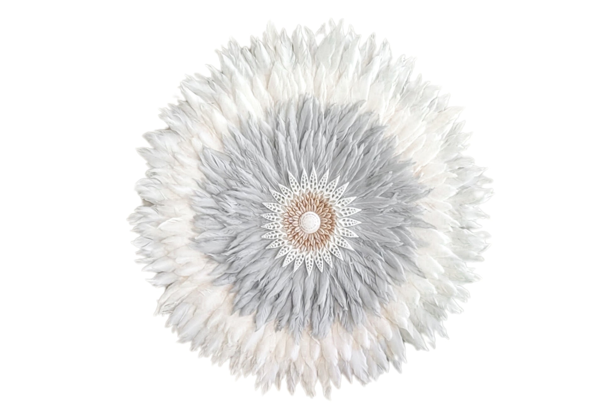 Juju Wanddeko aus Bali mit Federn und Muscheln im Boho-Stil für eine einzigartige Wanddekoration