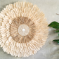 Natürliche Boho Wanddekoration mit Federn & Kauri Muscheln