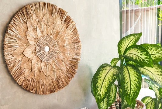 Boho-Wandbehang aus Raffia, stilvolle Wanddekoration mit natürlichen Muscheln
