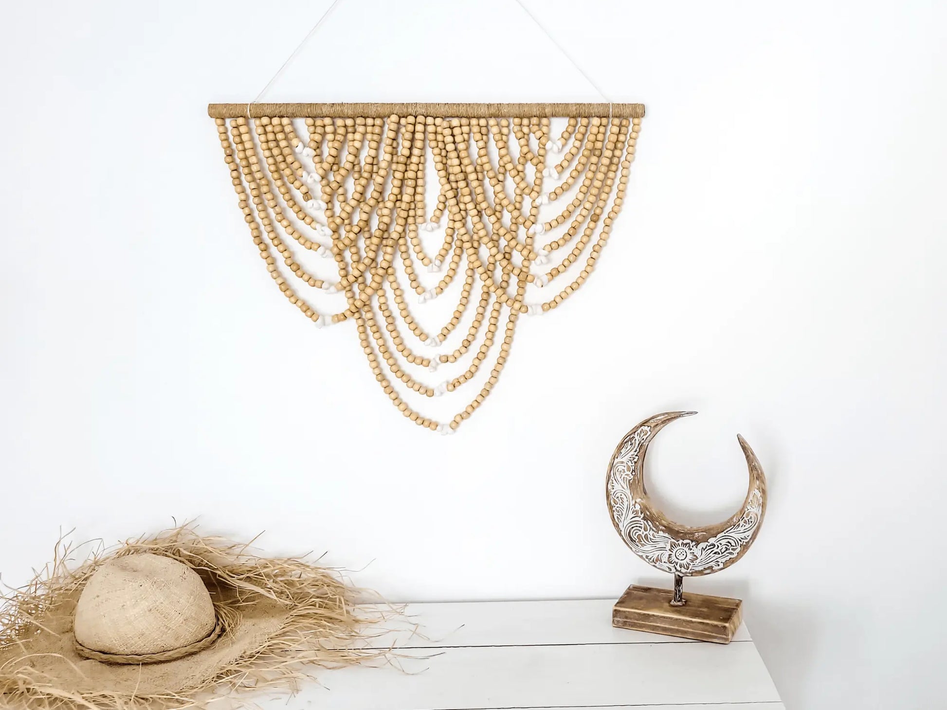 Tropischer Boho Wandbehang aus Holz und Muscheln als einzigartiger Blickfang