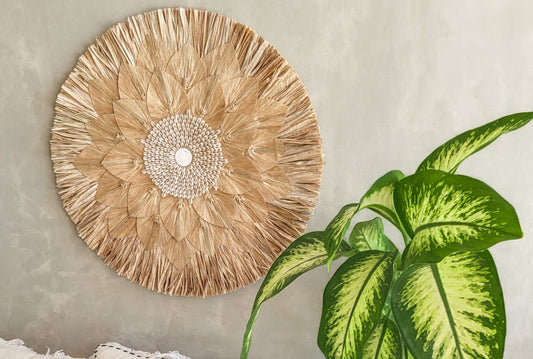 Handgemachte Boho-Dekoration aus Bali, nachhaltige Wandkunst aus Raffia und Muscheln
