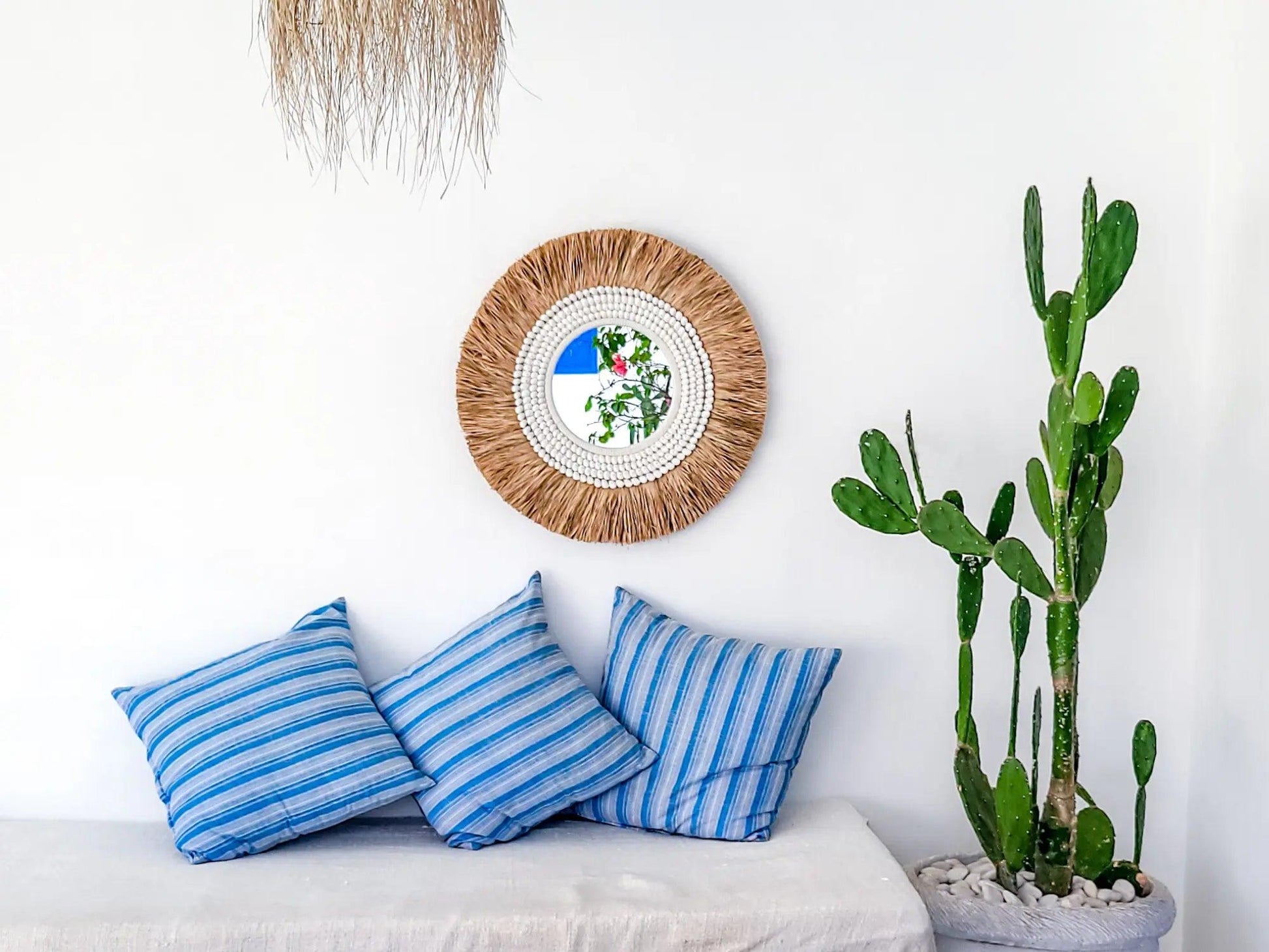 Handgefertigter Boho Wandspiegel mit Raffia und weißen Muscheln – Exotische Dekoration